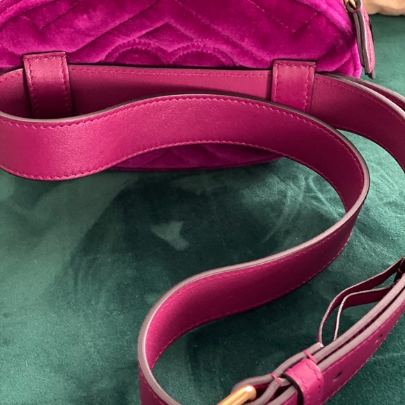 LIKE NEW GG Marmont Velvet Matelassé Belt Bag - Picture 3 of 10